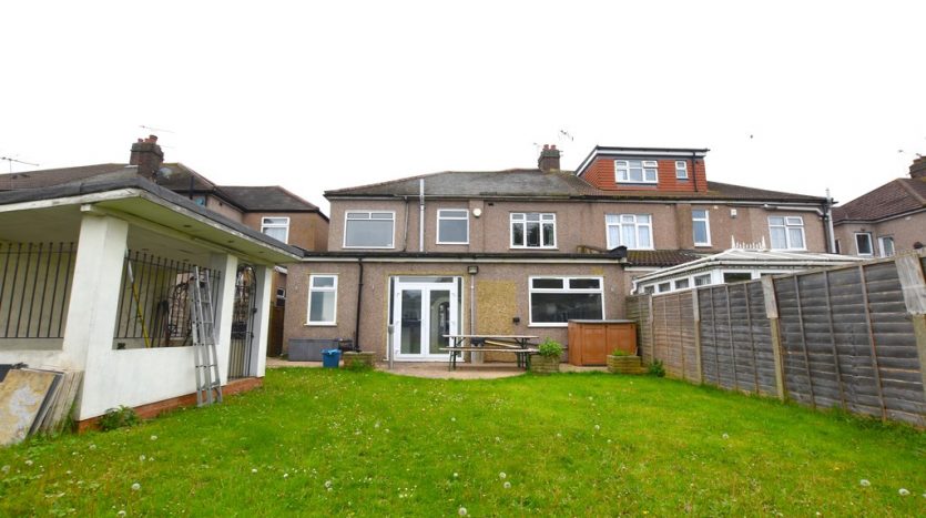 5 Bedroom Semi-Detached House To Rent in Longwood Gardens, Ilford, IG5 