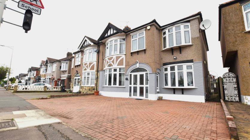 5 Bedroom Semi-Detached House To Rent in Longwood Gardens, Ilford, IG5 