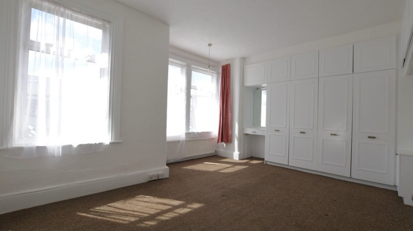 3 Bedroom End Terraced House To Rent in Wanstead Park Road, Ilford, IG1 