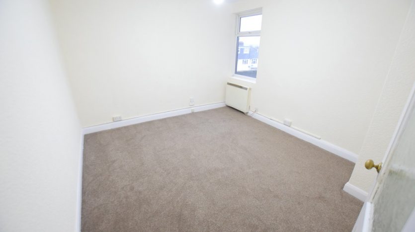 2 Bedroom Flat To Rent in Clayhall Ave, Clayhall, IG5 