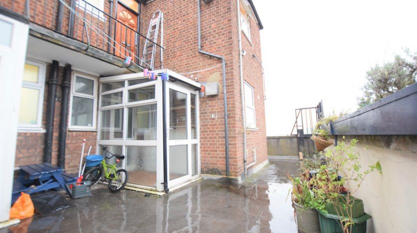 2 Bedroom Flat To Rent in Clayhall Ave, Clayhall, IG5 