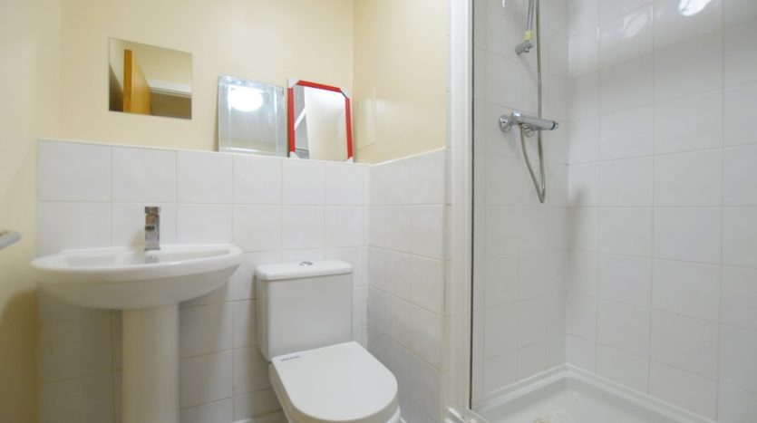 2 Bedroom Apartment To Rent in Monarch Way, Ilford, IG2 