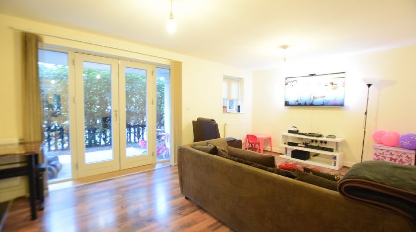 1 Bedroom Ground Floor Flat To Rent in New Mossford Way, Barkingside, IG6 
