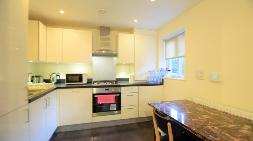 1 Bedroom Ground Floor Flat To Rent in New Mossford Way, Barkingside, IG6 