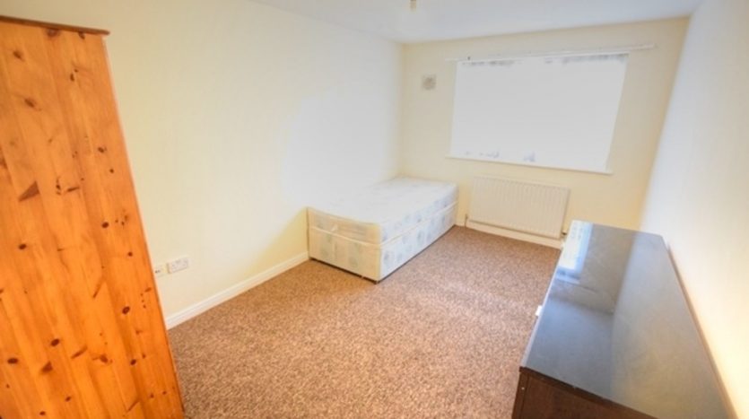 2 Bedroom Flat For Sale in Trinity House, Thurrock, RM17