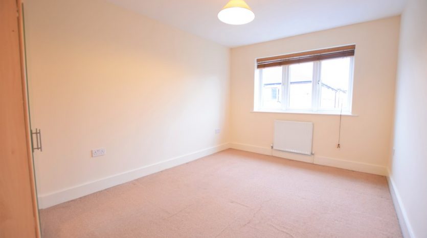 4 Bedroom End Terraced House To Rent in Vincent Close, Barkingside, IG6 