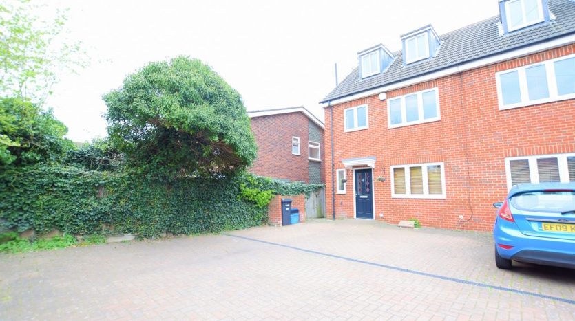 4 Bedroom End Terraced House To Rent in Vincent Close, Barkingside, IG6 