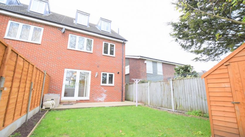 4 Bedroom End Terraced House To Rent in Vincent Close, Barkingside, IG6 