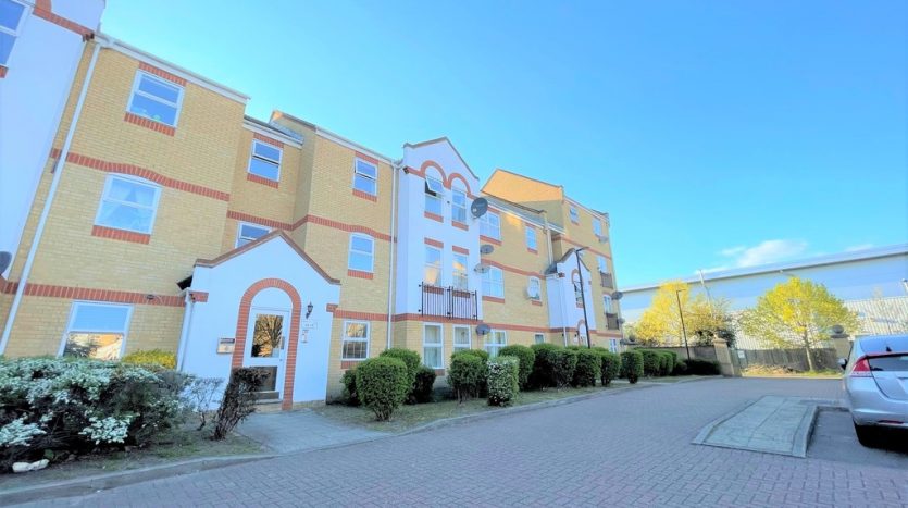 2 Bedroom Flat To Rent in Aaron Hill Road, Beckton, E6 6