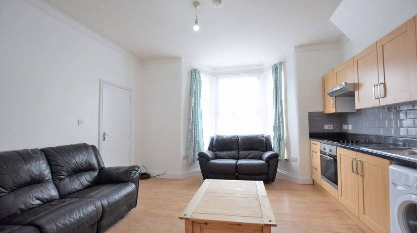 1 Bedroom Flat To Rent in Pembroke Road, Seven Kings, IG3 