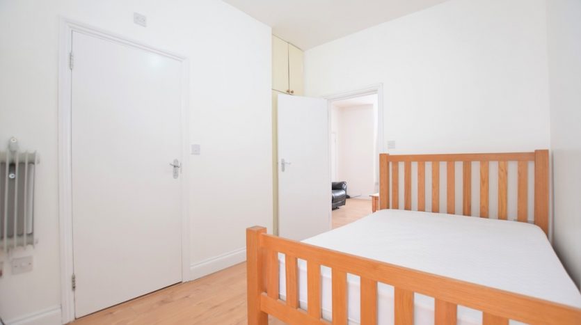 1 Bedroom Flat To Rent in Pembroke Road, Seven Kings, IG3 