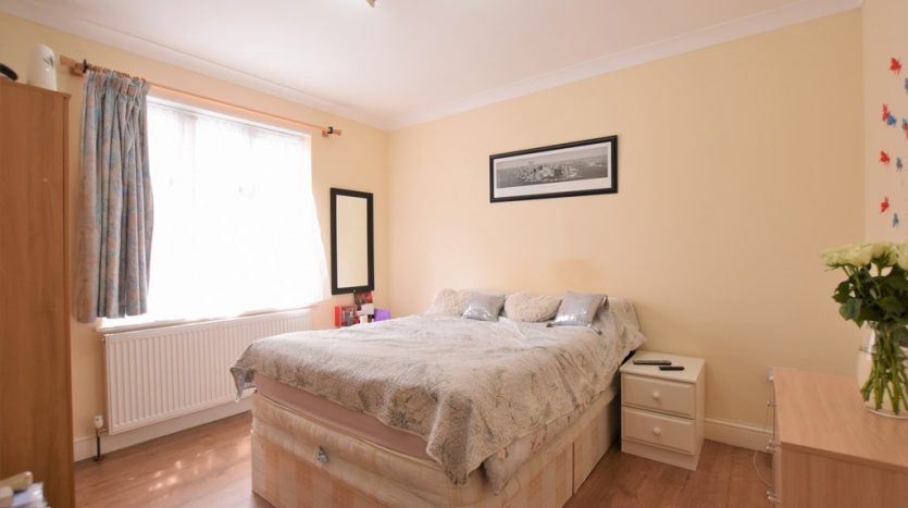 4 Bedroom Mid Terraced House To Rent in Mighell Avenue, Ilford, IG4 