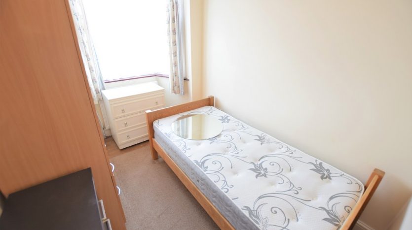 4 Bedroom Mid Terraced House To Rent in Mighell Avenue, Ilford, IG4 