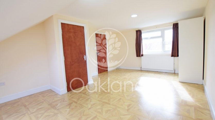 4 Bedroom Mid Terraced House To Rent in Mighell Avenue, Ilford, IG4 