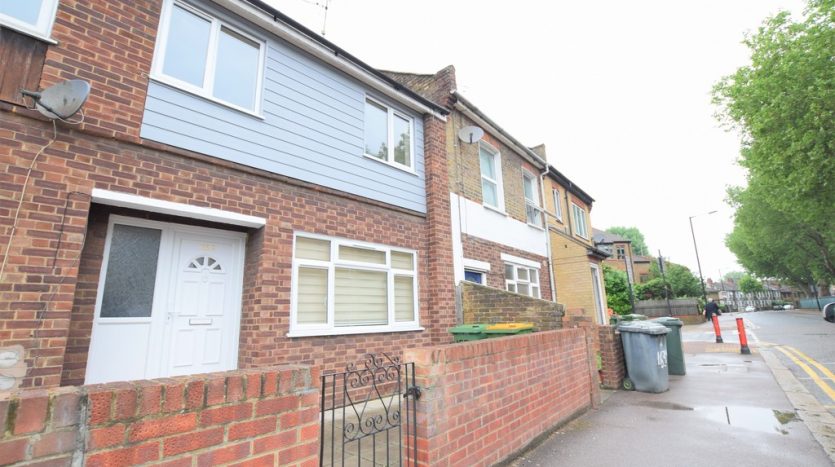 3 Bedroom Mid Terraced House To Rent in Hermit Road, Canning Town, E16 