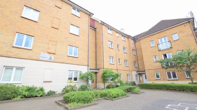 2 Bedroom Apartment To Rent in Royal Crescent, Newbury Park, IG2 