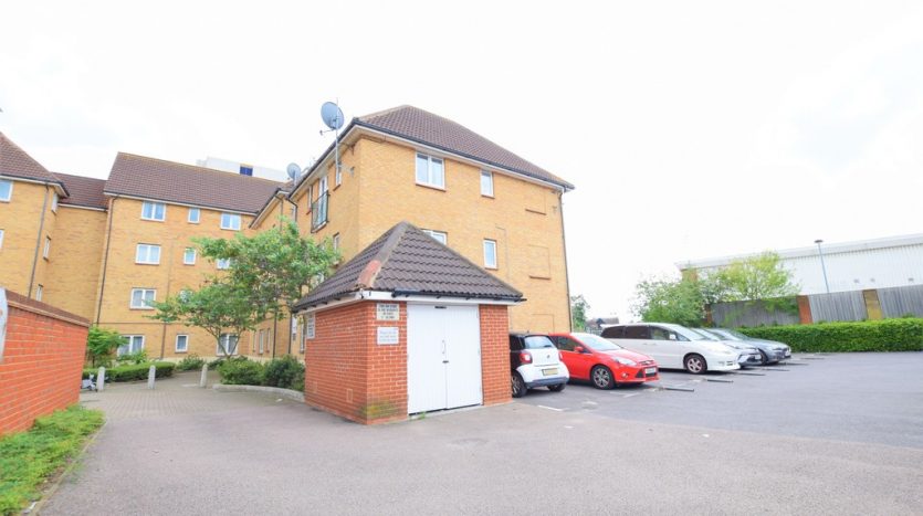 2 Bedroom Apartment To Rent in Royal Crescent, Newbury Park, IG2 