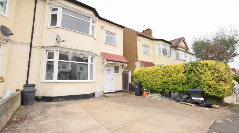 3 Bedroom End Terraced House To Rent in Glenham Drive, Ilford, IG2 