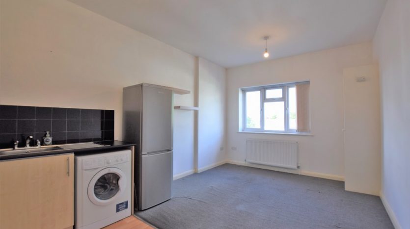 1 Bedroom Flat To Rent in High Street, Ilford, IG6 