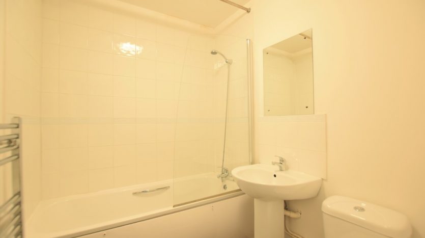 1 Bedroom Flat To Rent in High Street, Ilford, IG6 