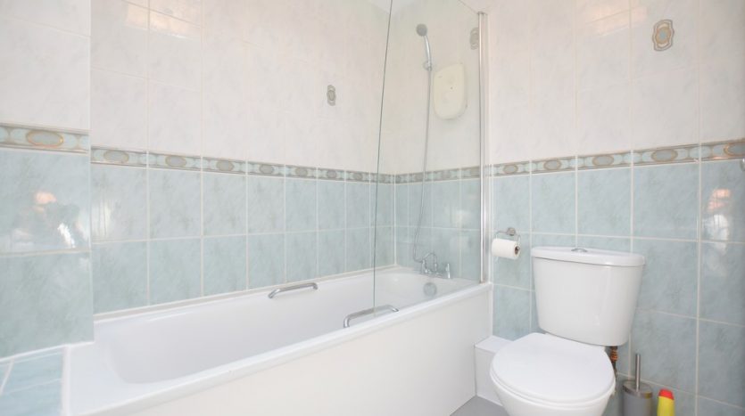 2 Bedroom Flat To Rent in Woodhaven Gardens, Barkingside, IG6 