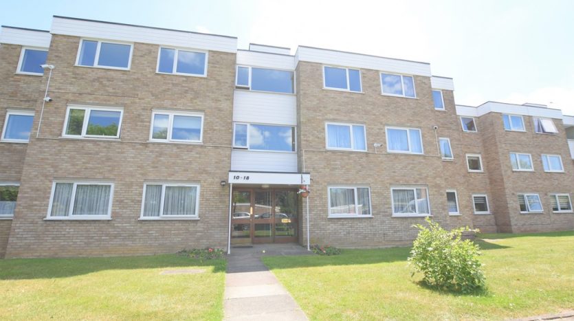 2 Bedroom Flat To Rent in Woodhaven Gardens, Barkingside, IG6 