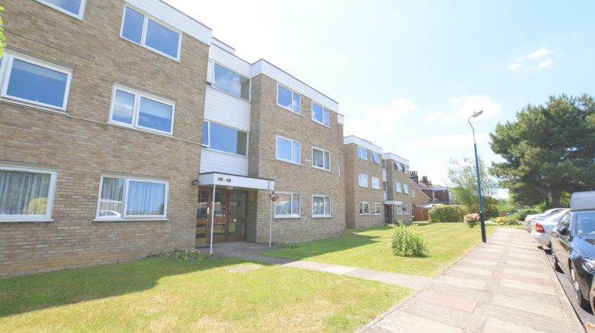 2 Bedroom Flat To Rent in Woodhaven Gardens, Barkingside, IG6 