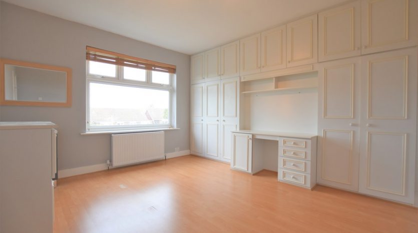 3 Bedroom End Terraced House To Rent in Vista Drive, Ilford, IG4 