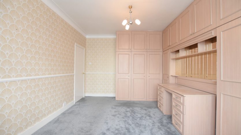 3 Bedroom End Terraced House To Rent in Vista Drive, Ilford, IG4 