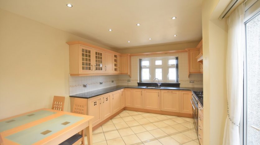 3 Bedroom End Terraced House To Rent in Vista Drive, Ilford, IG4 