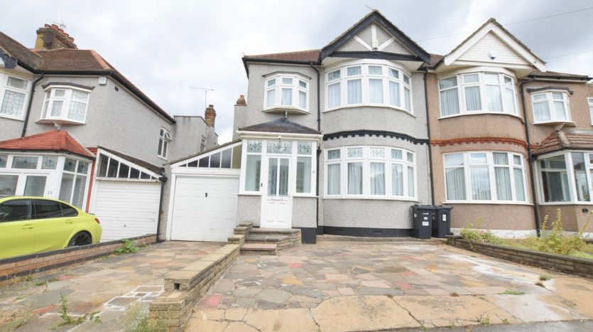 3 Bedroom End Terraced House To Rent in Vista Drive, Ilford, IG4 