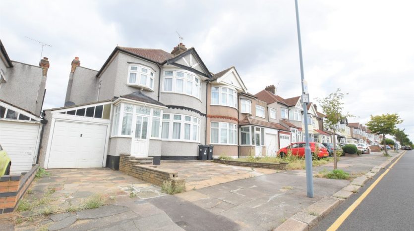 3 Bedroom End Terraced House To Rent in Vista Drive, Ilford, IG4 