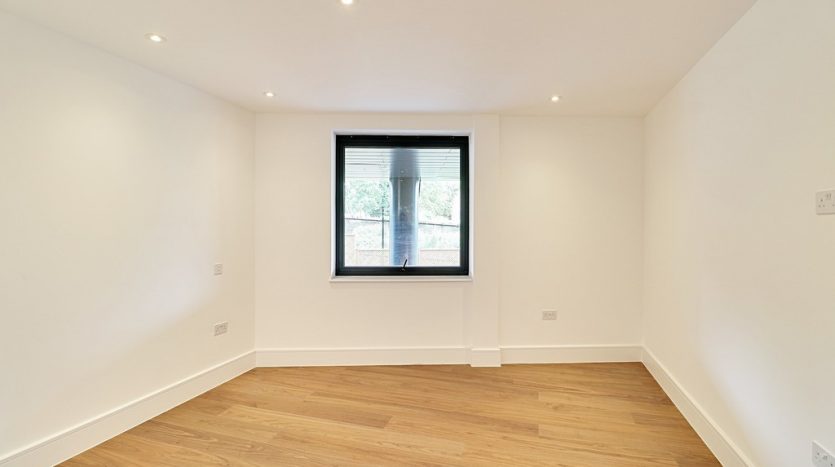 3 Bedroom Apartment To Rent in High Road, Chigwell, IG7 