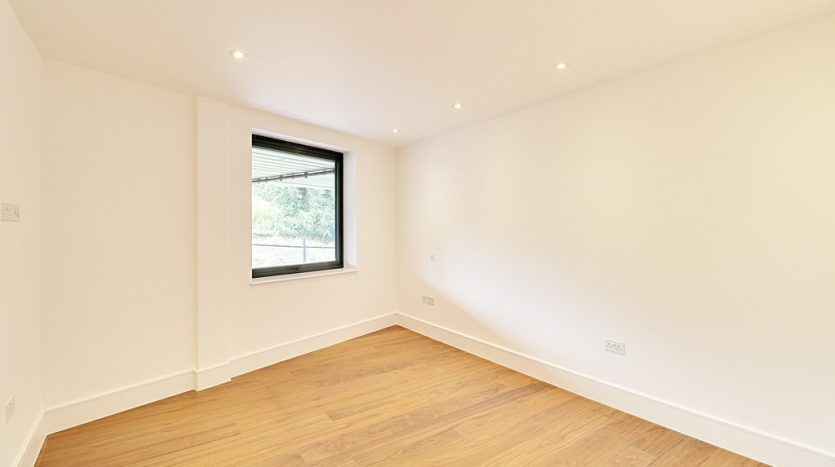 3 Bedroom Apartment To Rent in High Road, Chigwell, IG7 