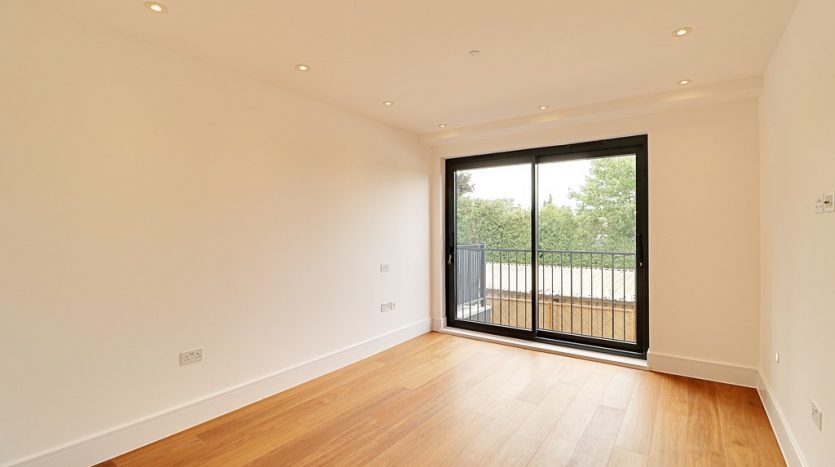 3 Bedroom Apartment To Rent in High Road, Chigwell, IG7 