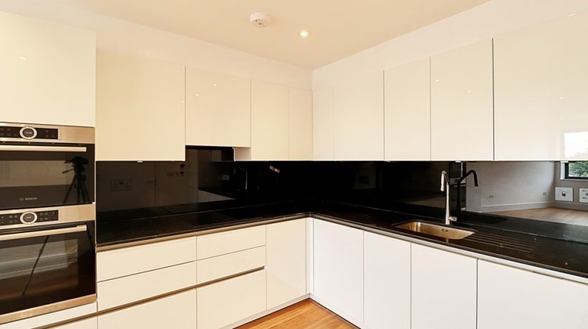 2 Bedroom Apartment To Rent in High Road, Chigwell, IG7 