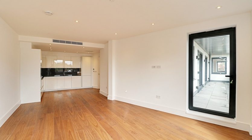 2 Bedroom Apartment To Rent in High Road, Chigwell, IG7 