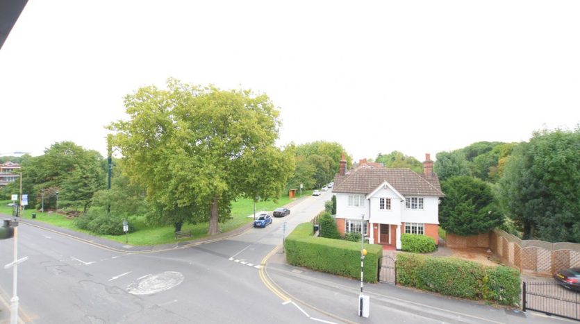 1 Bedroom Apartment To Rent in High Road, Chigwell, IG7 