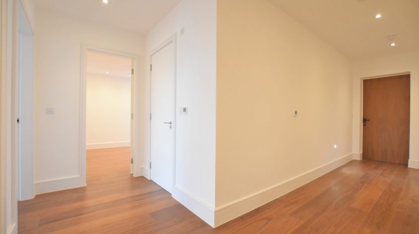 2 Bedroom Apartment To Rent in High Road, Chigwell, IG7 