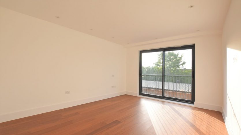 2 Bedroom Apartment To Rent in High Road, Chigwell, IG7 