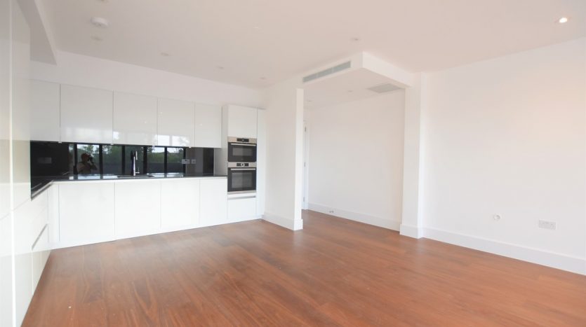 2 Bedroom Apartment To Rent in High Road, Chigwell, IG7 