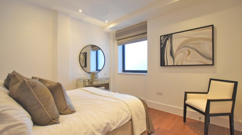 2 Bedroom Apartment To Rent in High Road, Chigwell, IG7 