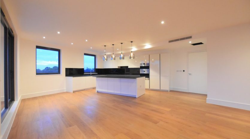 3 Bedroom Apartment To Rent in High Road, Chigwell, IG7 