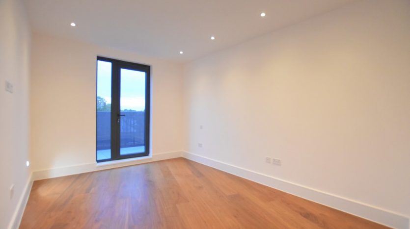 3 Bedroom Apartment To Rent in High Road, Chigwell, IG7 