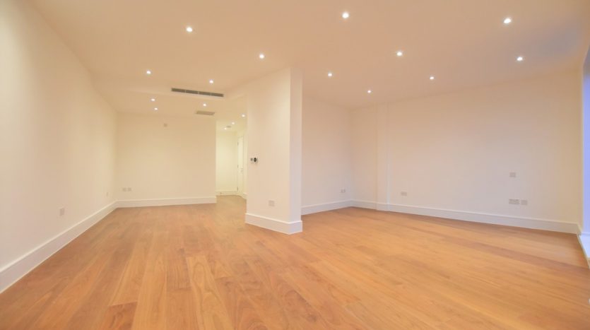 3 Bedroom Apartment To Rent in High Road, Chigwell, IG7 