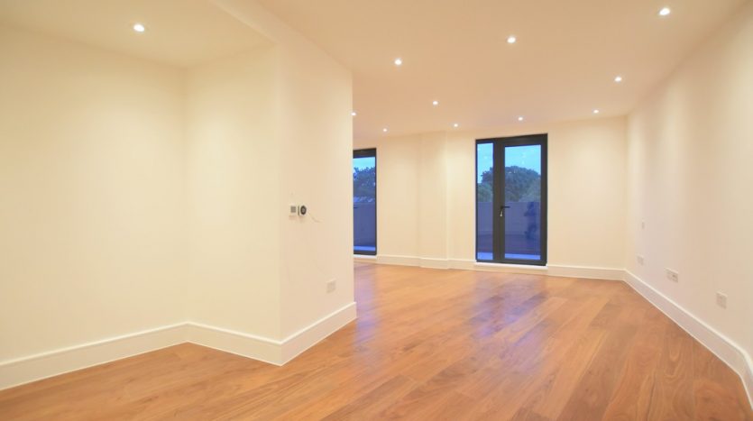 3 Bedroom Apartment To Rent in High Road, Chigwell, IG7 