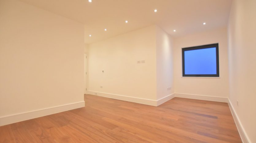 3 Bedroom Apartment To Rent in High Road, Chigwell, IG7 