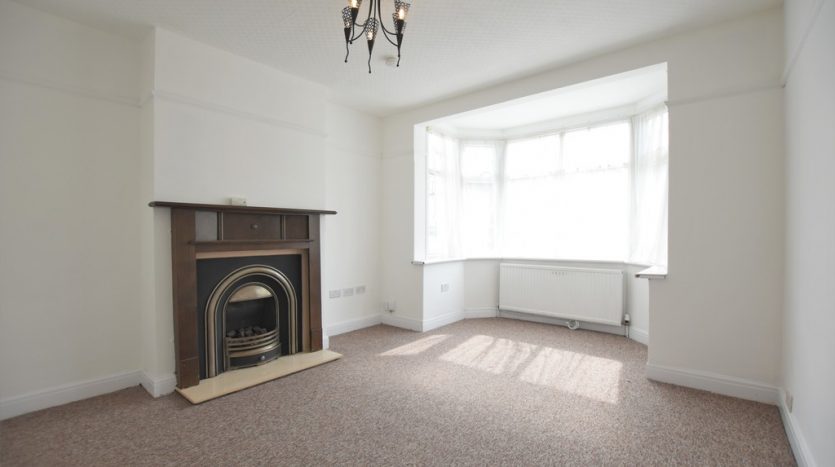 4 Bedroom Mid Terraced House To Rent in Queenborough Gardens, Ilford, IG2 