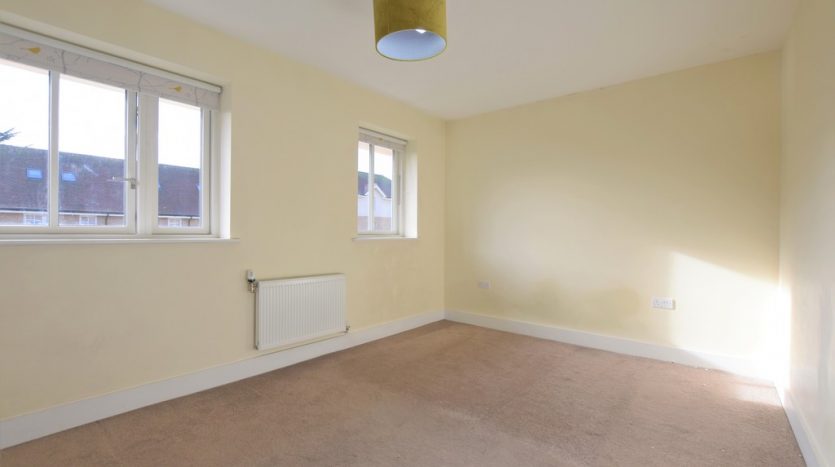 3 Bedroom Mid Terraced House To Rent in Tanners Lane, Ilford, IG6 