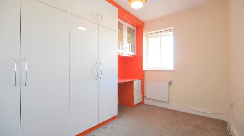 3 Bedroom Mid Terraced House To Rent in Tanners Lane, Ilford, IG6 